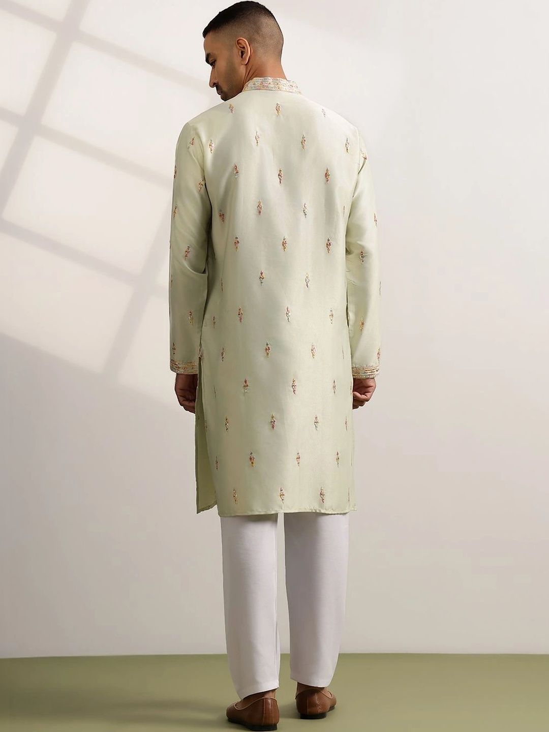 SOJANYA Men Embroidered Thread Work Kurta