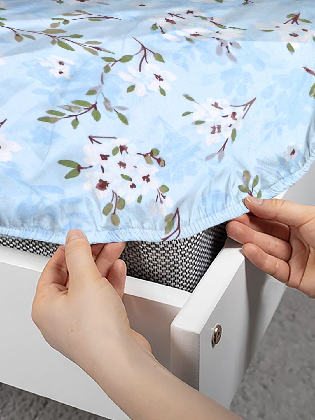 KLOTTHE Blue & White Floral Printed Dilengkapi 400 TC King Bedsheet Dengan 2 Sarung Bantal