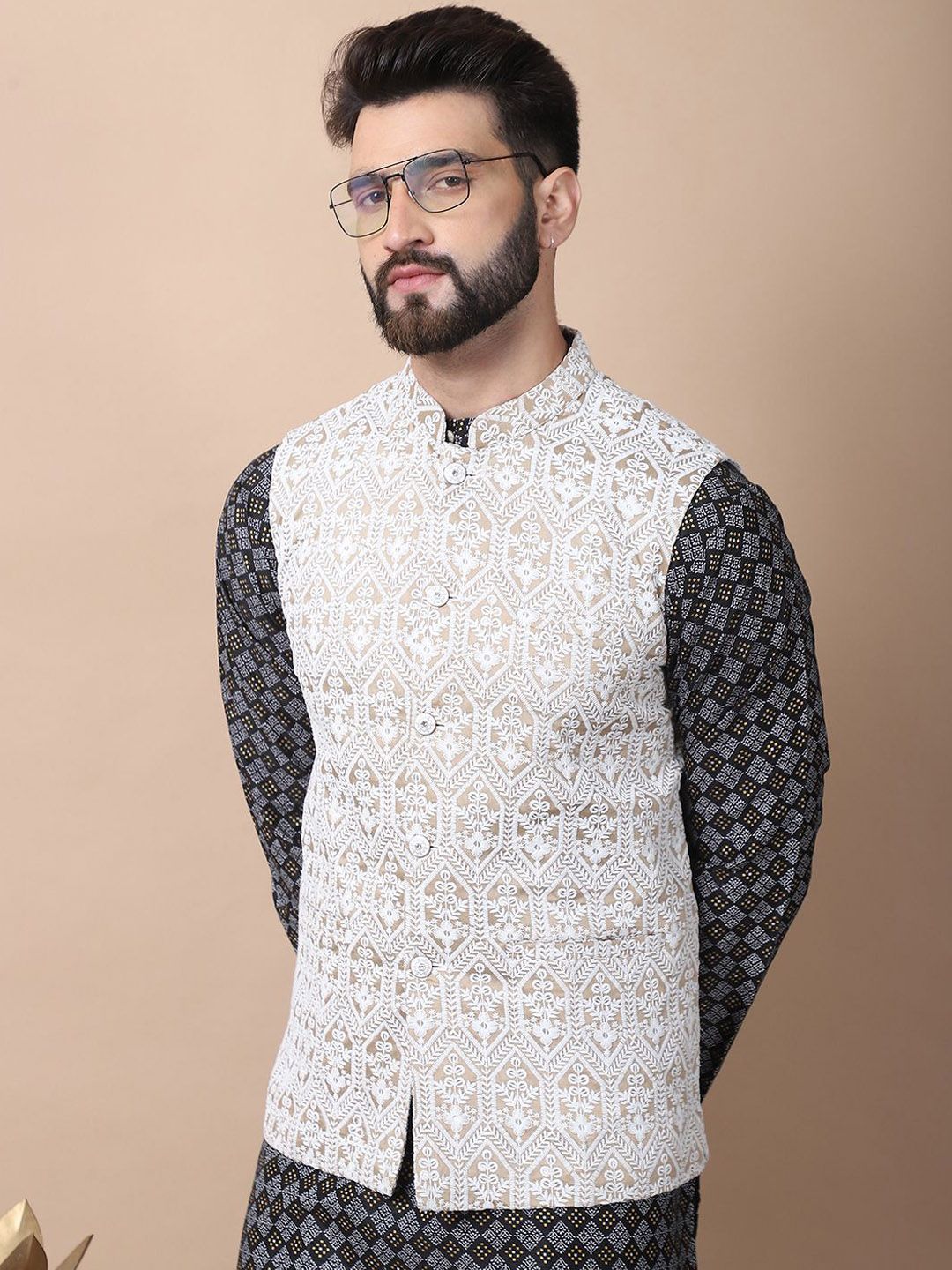 Kurta Kolar Mandarin Bercetak Motif Etnik Hitam Anouk dengan Jaket Churidar & Nehru