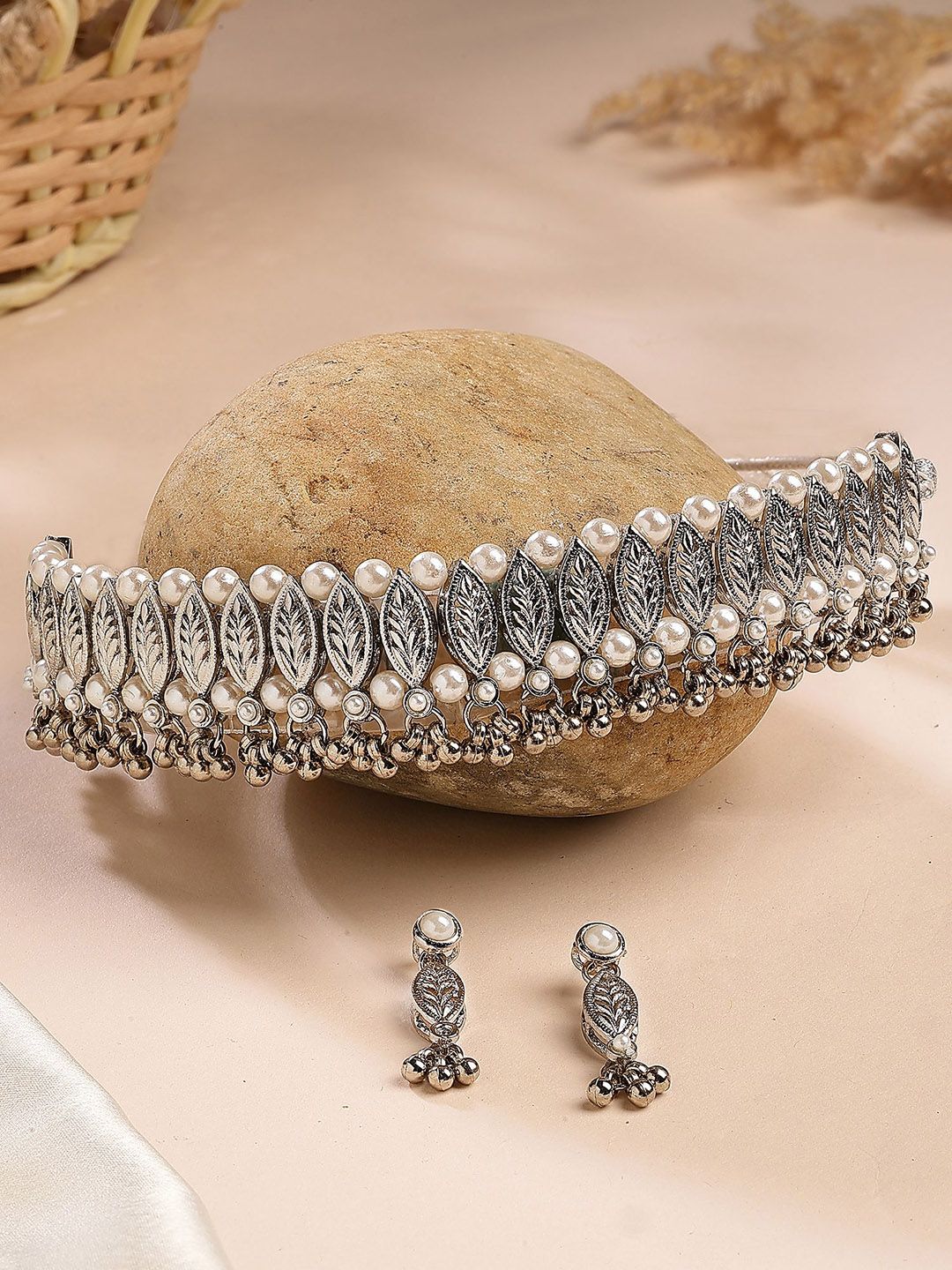 Karatcart Reka bentuk daun teroksida perak Kundan Kundan Studded & Beaded Choker Jewellery Set