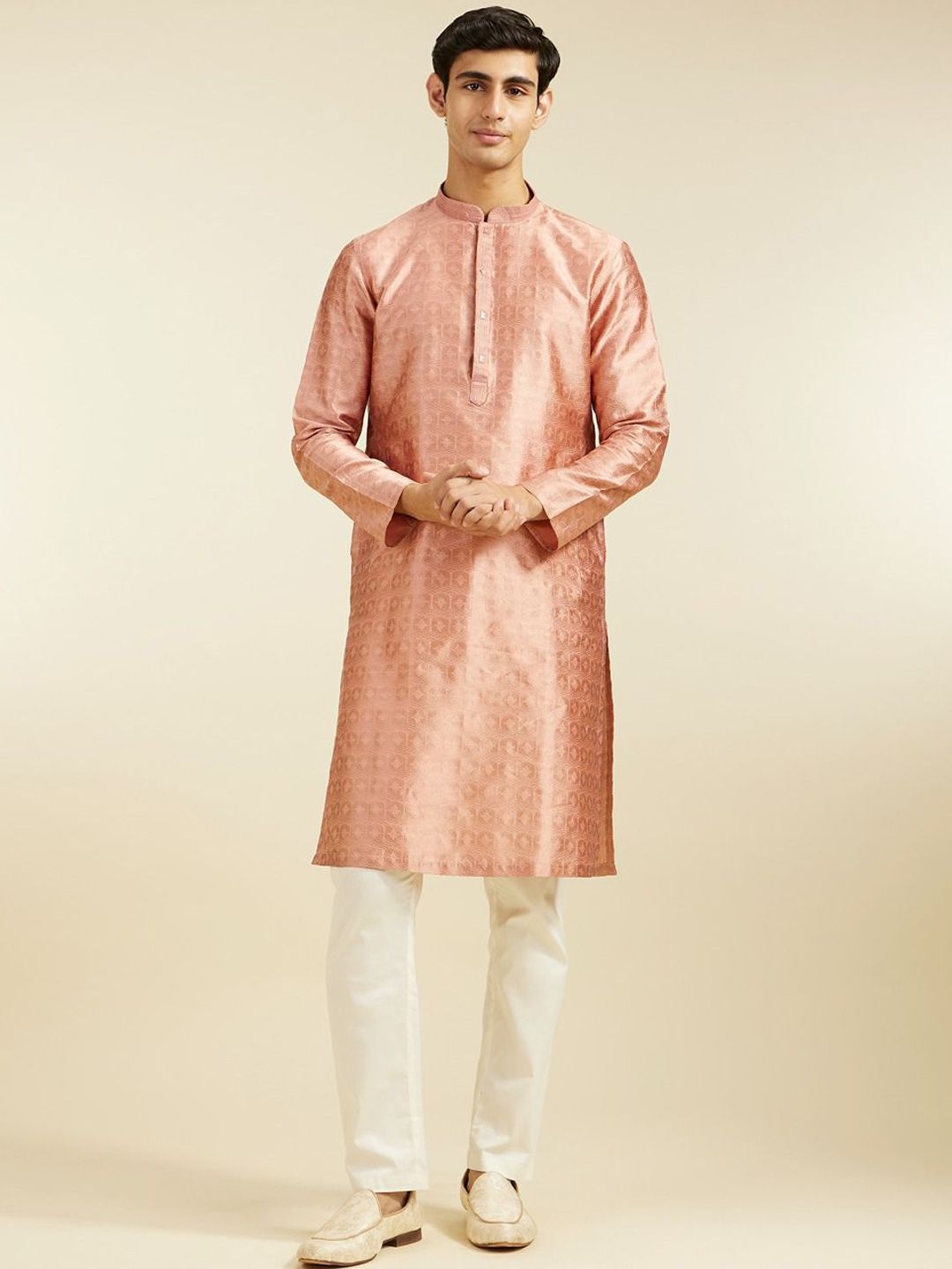 Diwas oleh Manyavar Geometric Woven Design Thread Work Art Silk Kurta Lurus