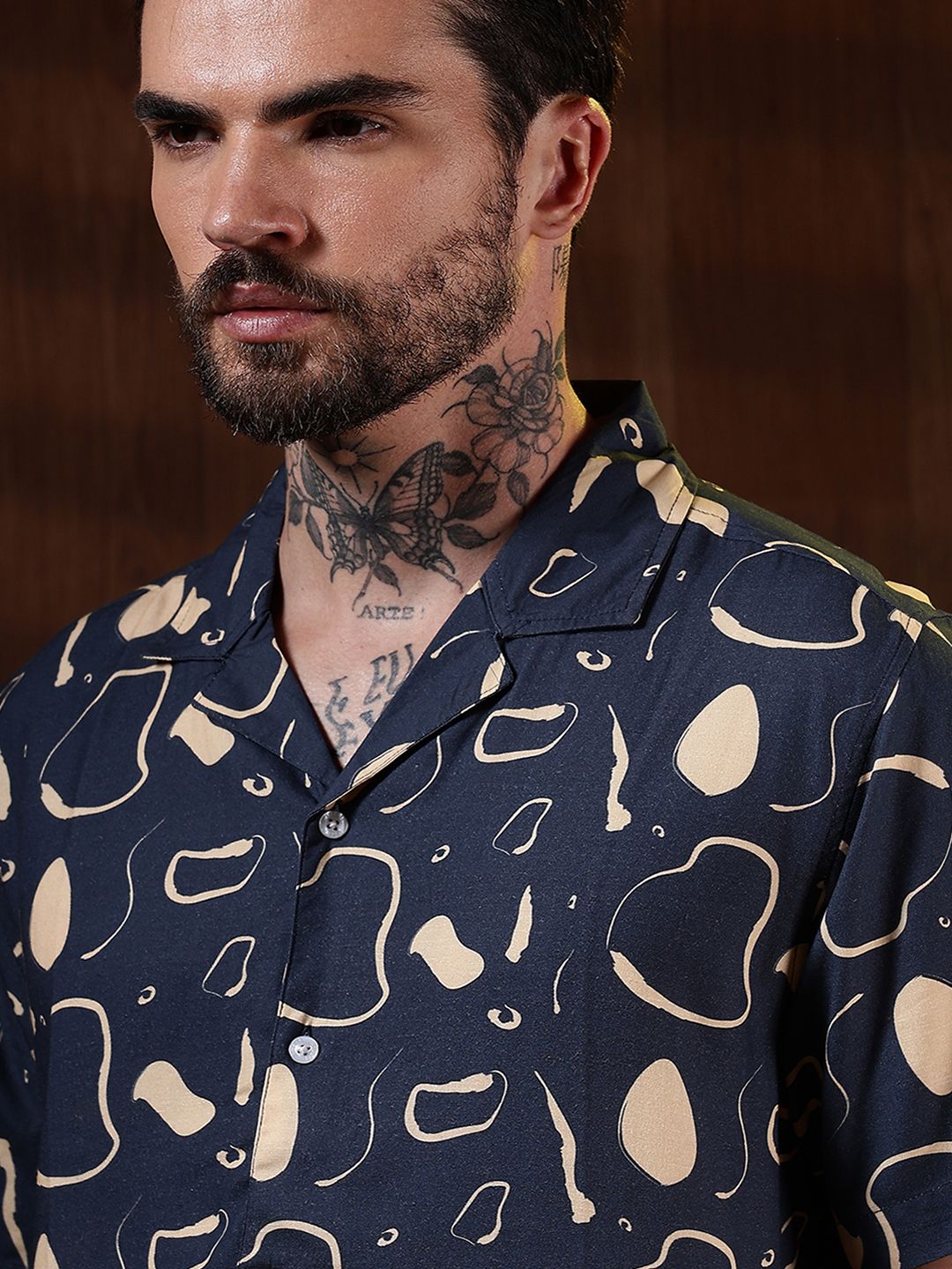 Baju Kasual Kapas Kolar Cuba Eszett Bercetak Abstrak
