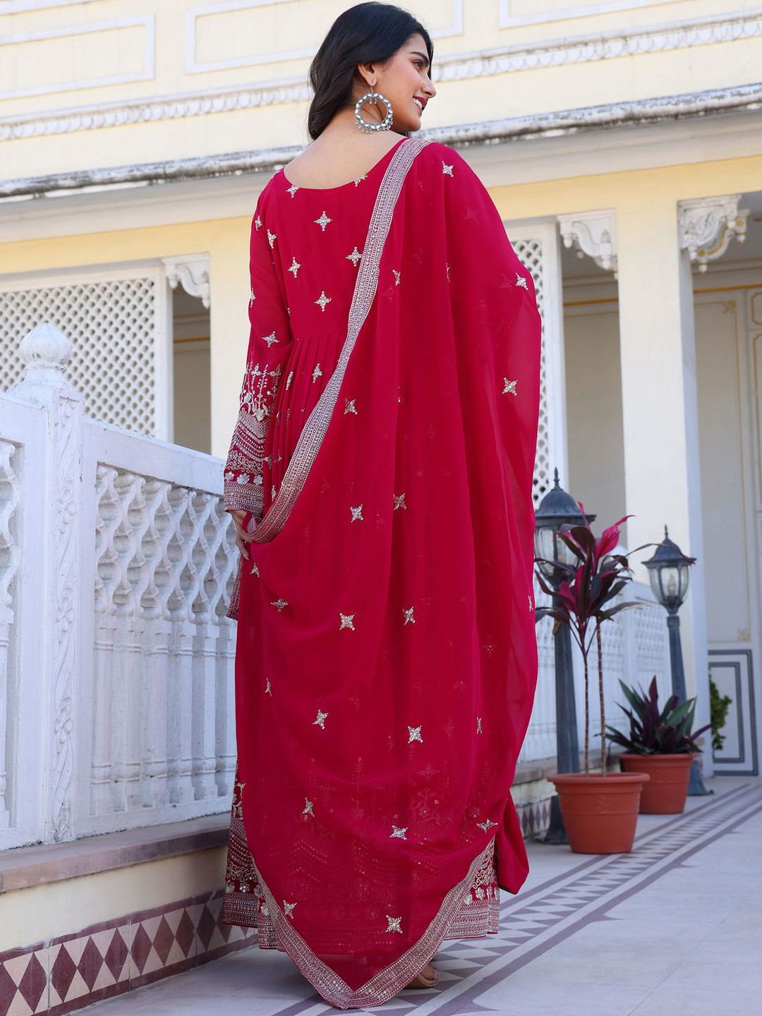 Kalini Floral bersulam Georgette Anarkali kurta dengan ttrousers & dupatta