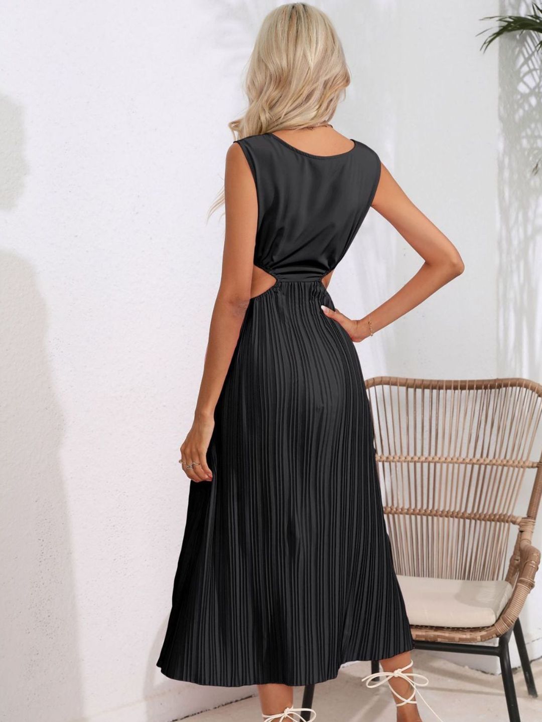 DressBerry Round Neck Cut-Outs Midi Dress