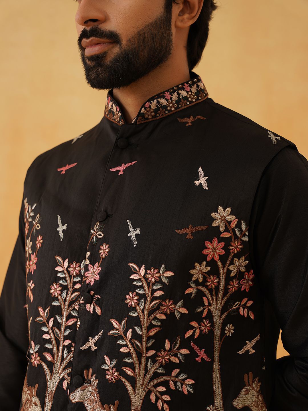 SOJANYA LUXE Thread Work Silk Cotton Straight Kurta dengan Piyama & Jaket Nehru
