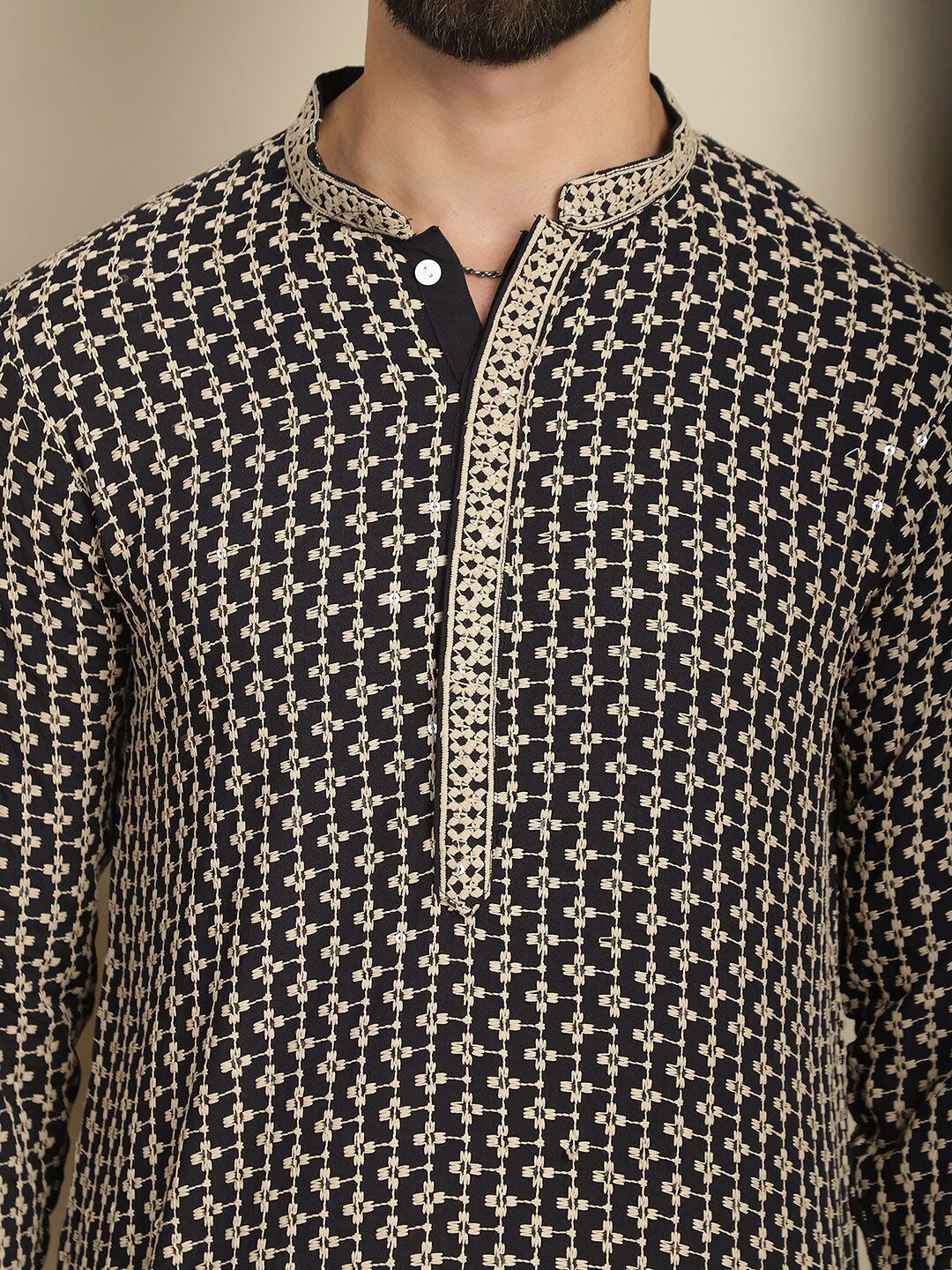Anouk Motif Etnik Hitam Bersulam Kolar Mandarin Kurta Lurus Kapas Tulen