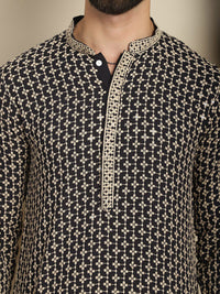Anouk Motif Etnik Hitam Bersulam Kolar Mandarin Kurta Lurus Kapas Tulen