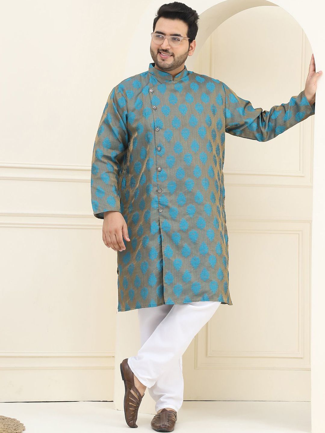 SOJANYA PLUS Plus Size Ethnic Motifs Thread Work Straight Kurta with Pyjamas