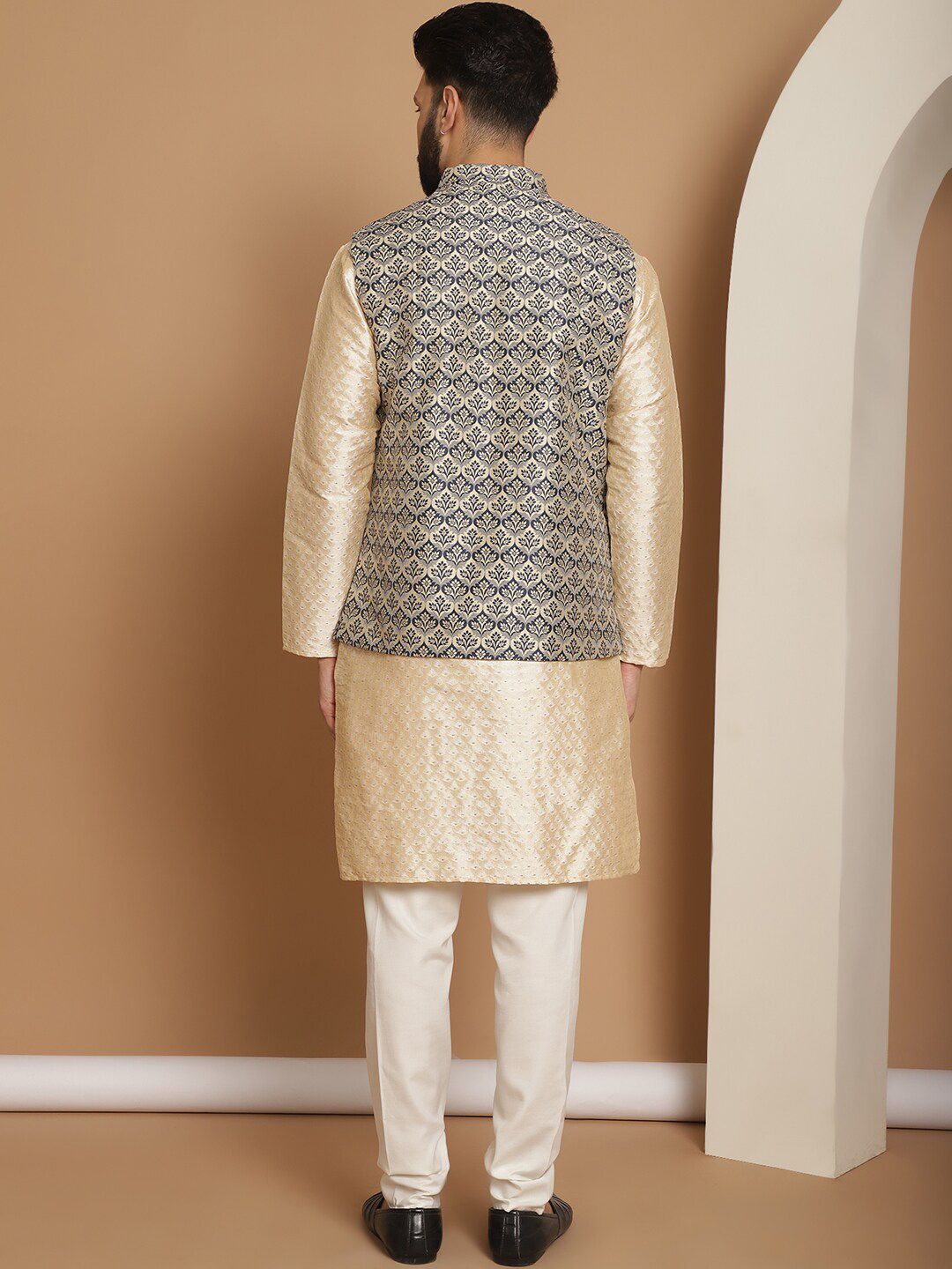 Motif Etnik Anouk Kolar Mandarin Panjang Lutut Sulam Kurta Biasa dengan Churidar