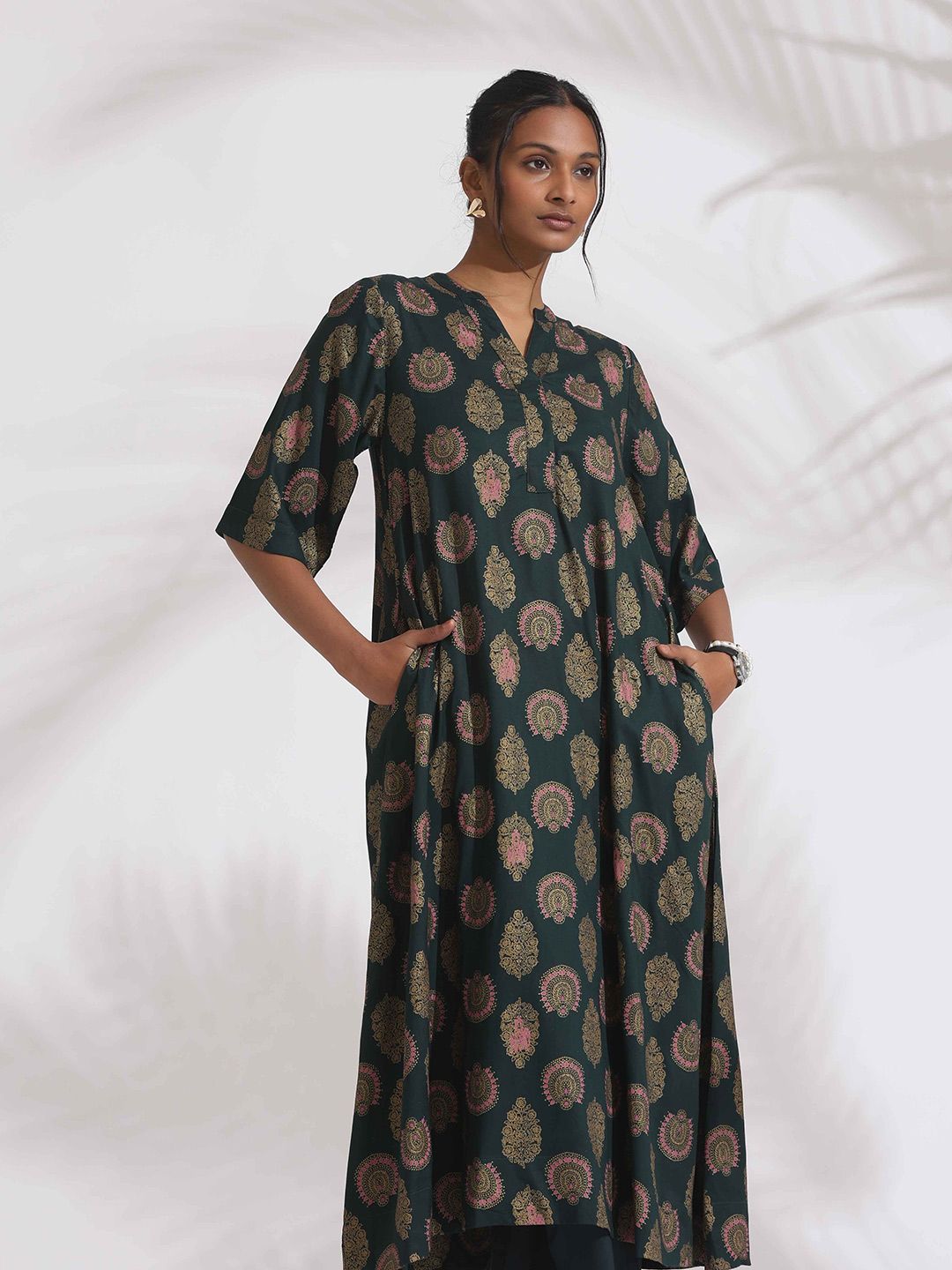 trueBrowns Floral Printed Straight Kurta with Trousers