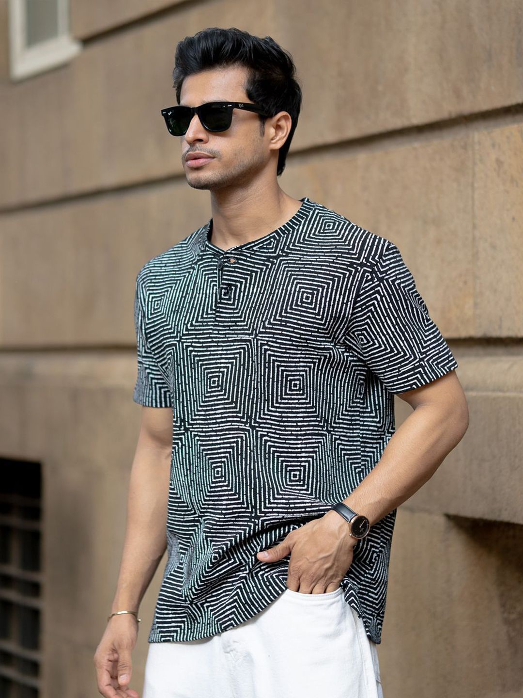 Powerlook Men Black & White Maze Printed Henley Neck T-shirt