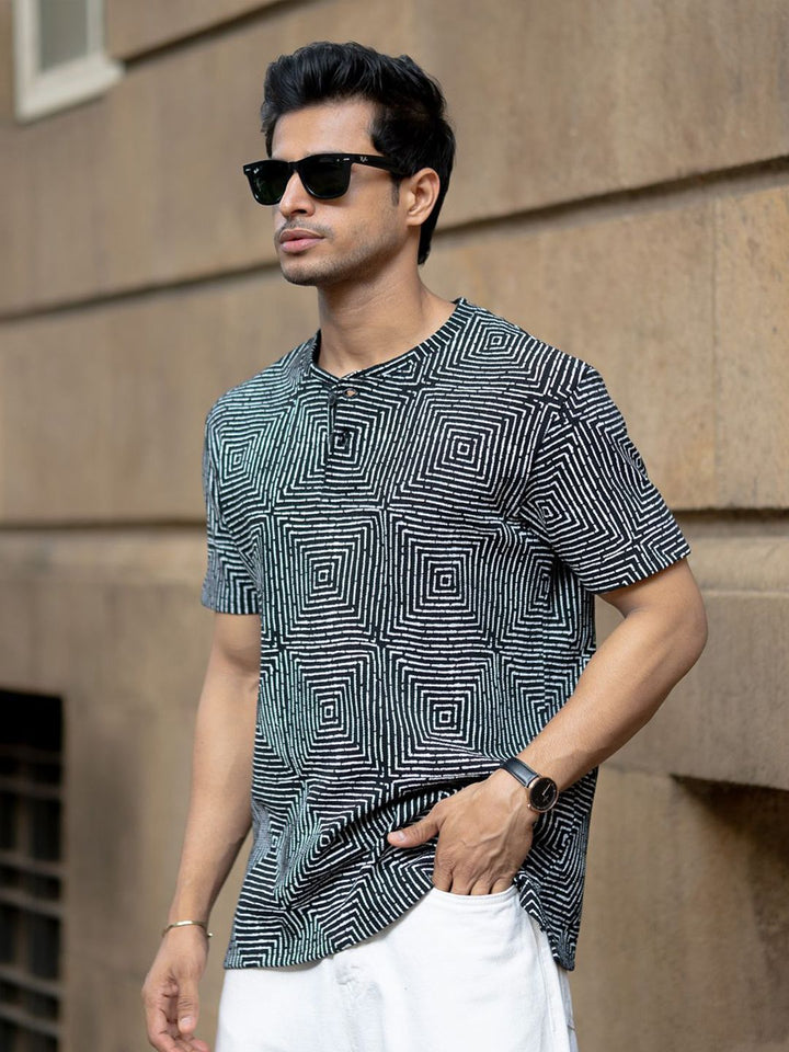 Powerlook Men Black & White Maze Printed Henley Neck T-shirt