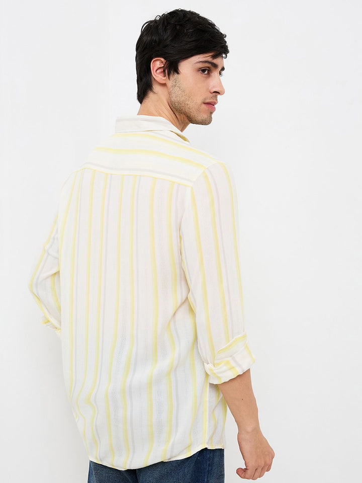 SPYKAR Men Relaxed Fit Spread Collar Vertical Striped Casual Shirt