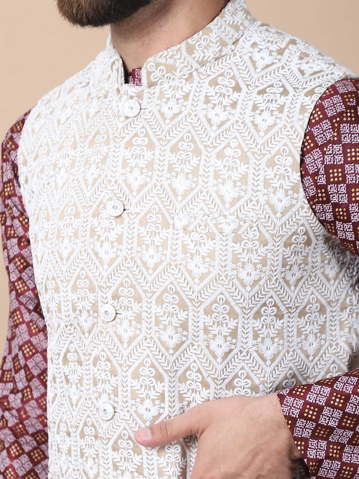 Kurta Kolar Mandarin Bercetak Motif Etnik Maroon dengan Jaket Churidar & Nehru