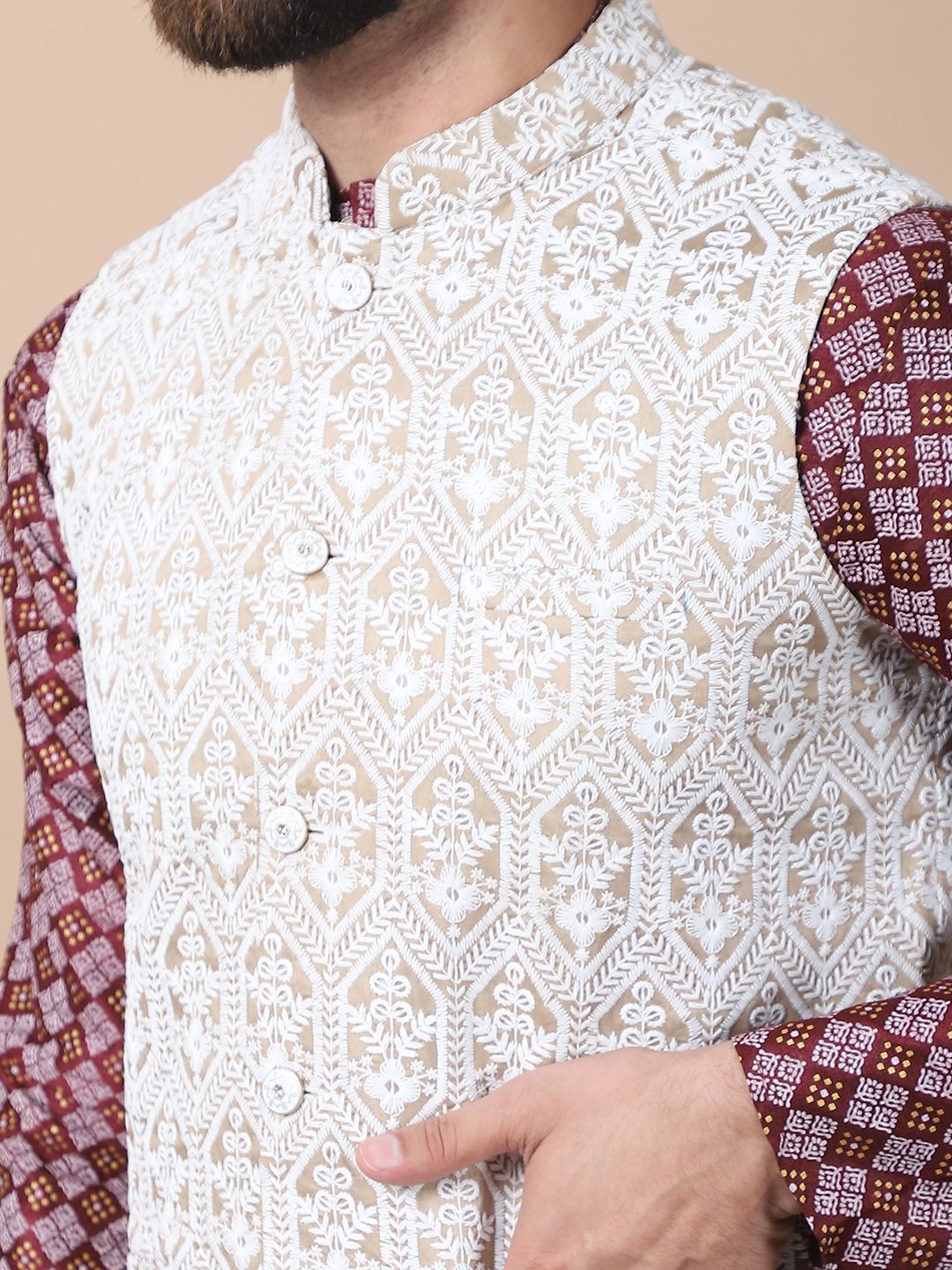 Kurta Kolar Mandarin Bercetak Motif Etnik Maroon dengan Jaket Churidar & Nehru