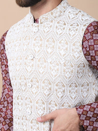 Kurta Kolar Mandarin Bercetak Motif Etnik Maroon dengan Jaket Churidar & Nehru