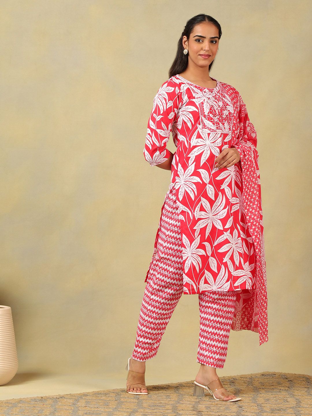 Mamicha Women Floral Printed Regular Pure Cotton Kurta with Trousers & With Dupatta