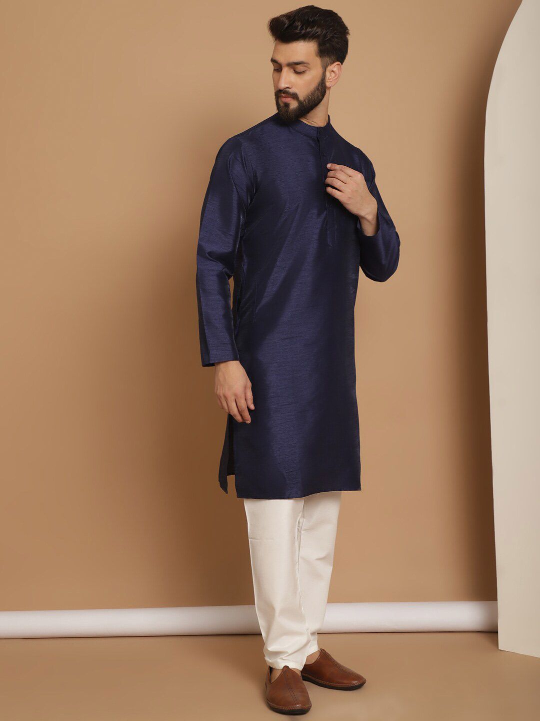 Kurta Lengan Panjang Kolar Mandarin Anouk dengan Churidar
