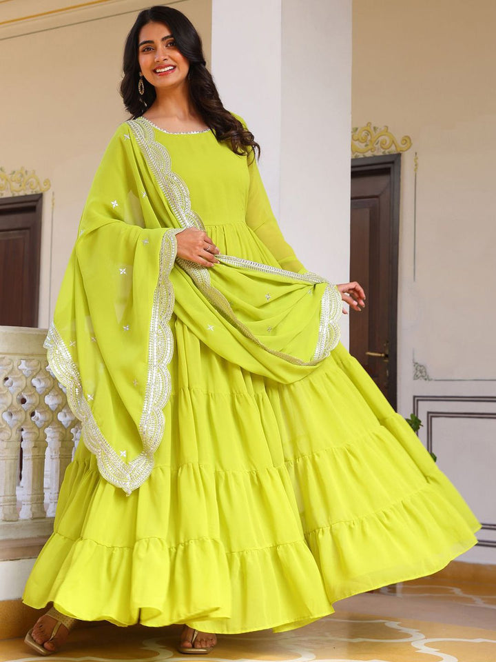 Wanita Kalini berlapis kurta dengan piyama & dengan dupatta