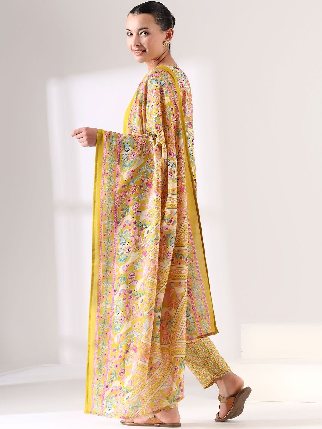 Mamicha Women Floral Printed Regular Thread Work Kurta with Trousers & With Dupatta