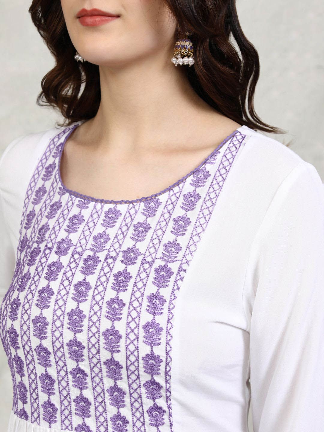 Vishudh White Floral Embroidered Thread Work Round Neck Straight Kurta