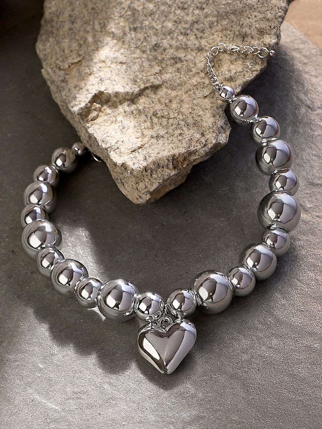 SOHI Metallic Metallic Silver-Lated Heart Heart Complace Complace Collar