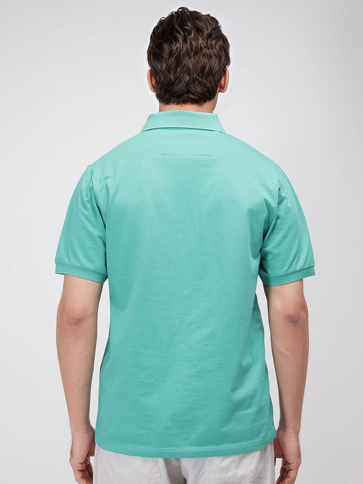 T-shirt kolar polo lelaki yang jarang berlaku