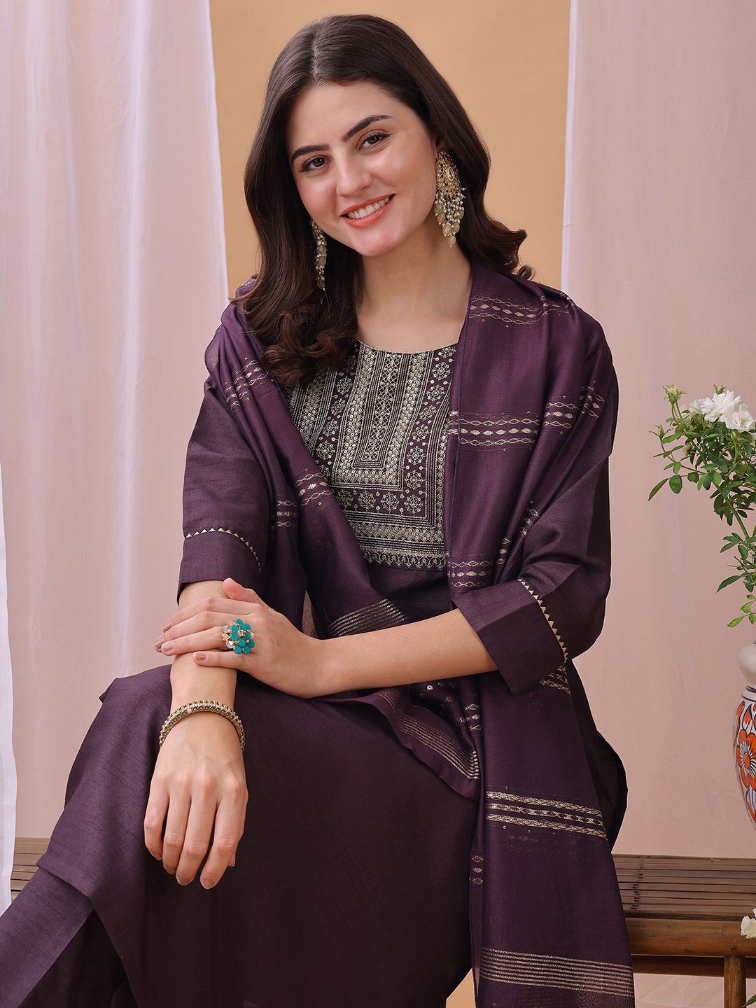 Reka Bentuk Kalini Yoke Sequinned Lurus Kurta dengan Seluar dan Dupatta