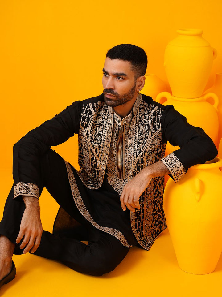 SOJANYA LUXE Motif Etnik Bersulam Kolar Mandarin Kurta Lurus & Seluar & Jaket