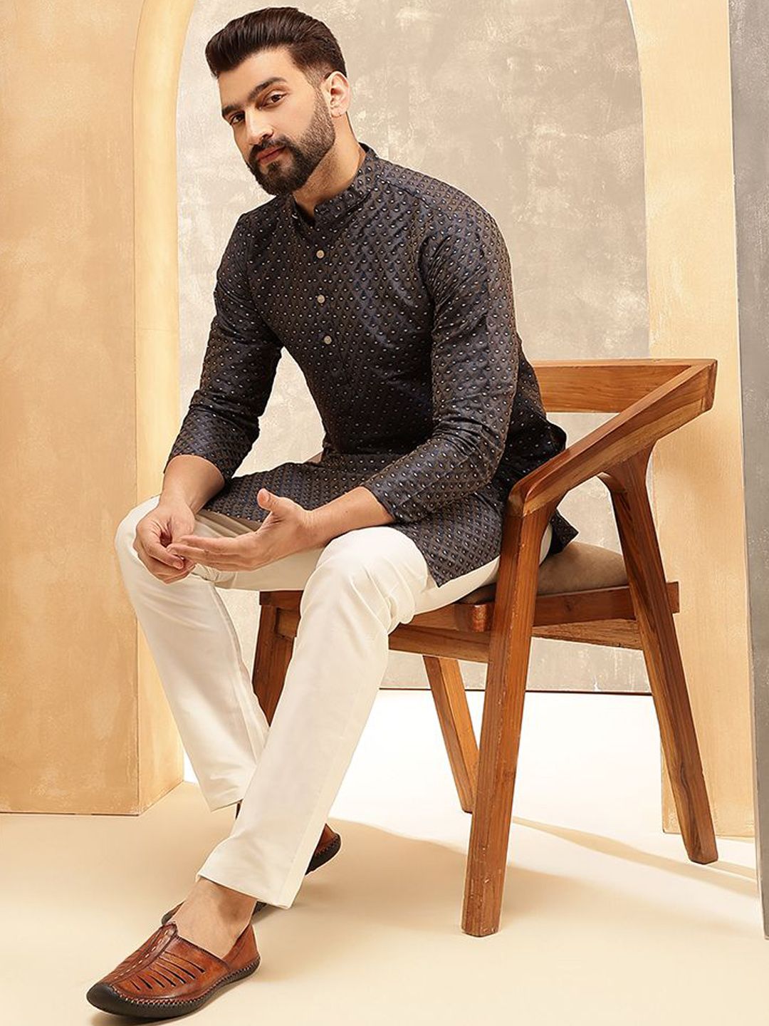 Anouk Kelabu Geometrik Bersulam Kolar Jalur Kurta Lurus