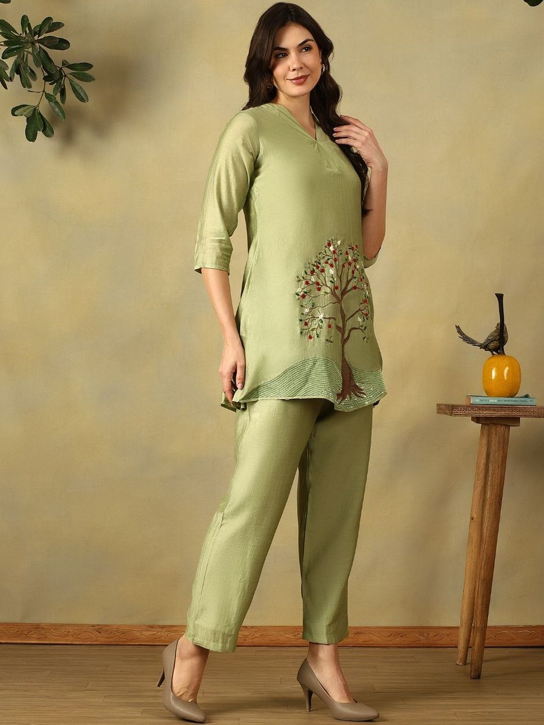 Mamicha Women Ethnic Motifs Embroidered Regular Thread Work Kurti with Trousers