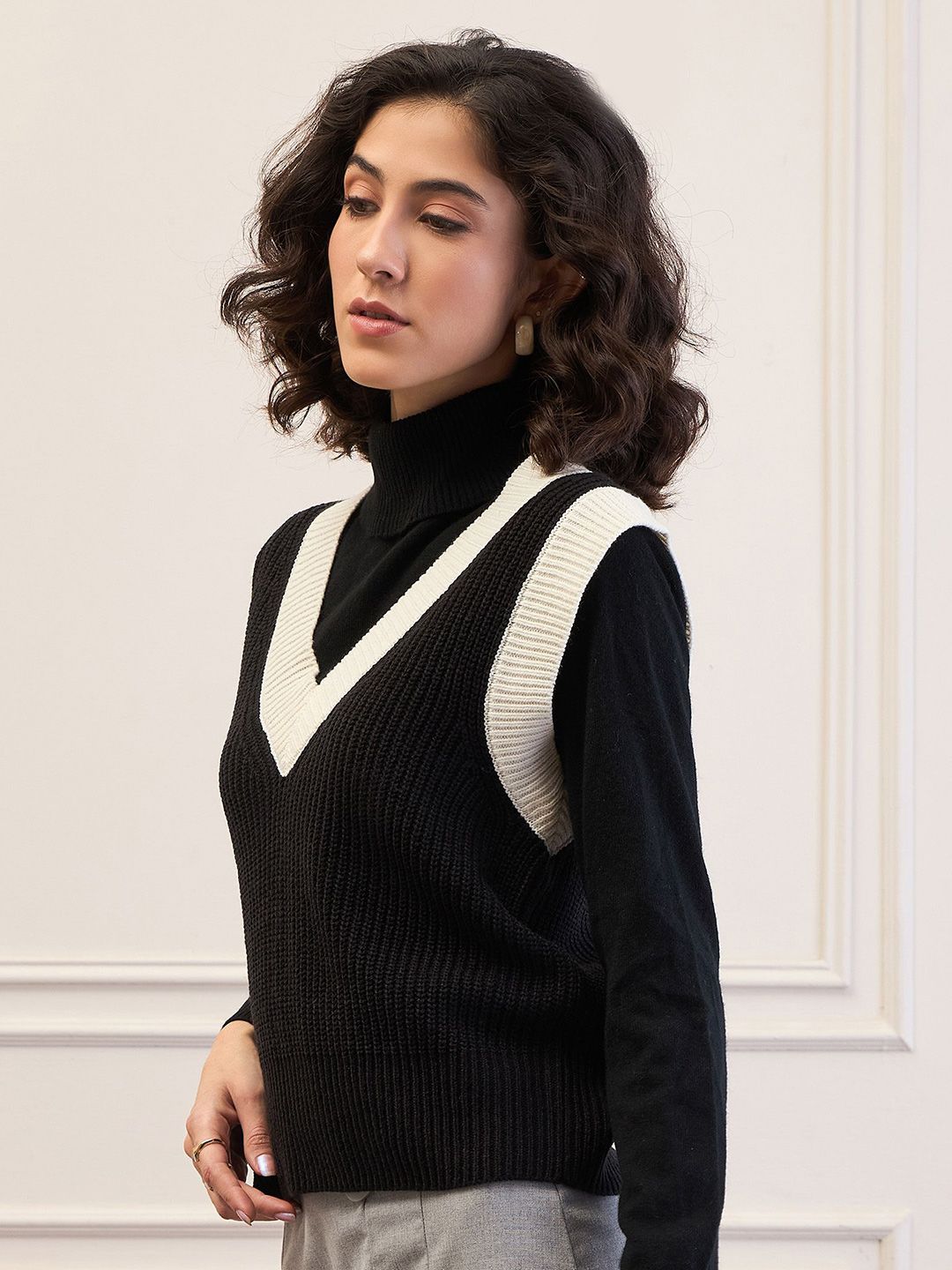 SASSAFRAS Women Crop Sweater Vest