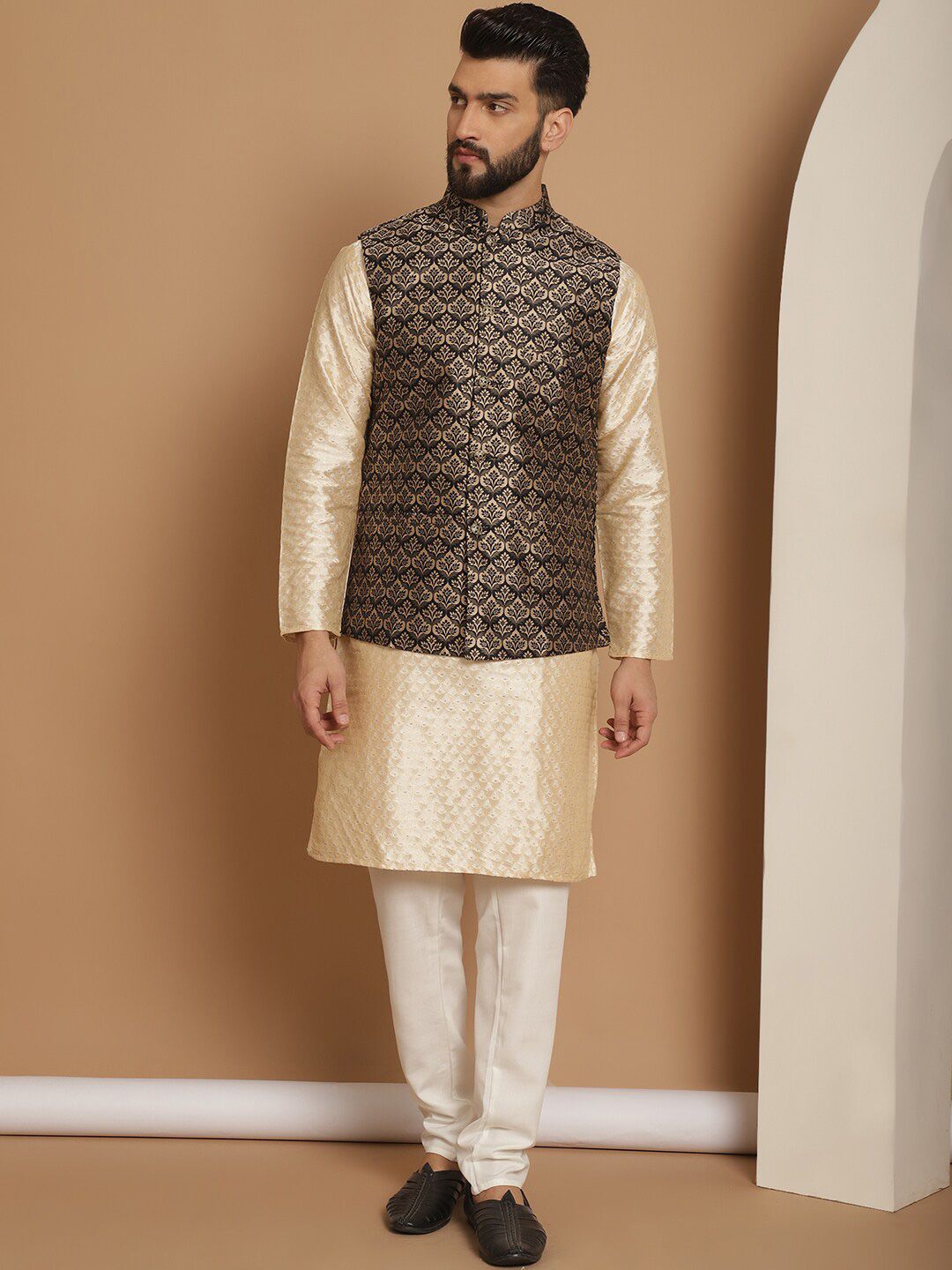 Motif Etnik Anouk Cetak Kurta Lurus Kolar Mandarin & Churidar Dengan Jaket Nehru