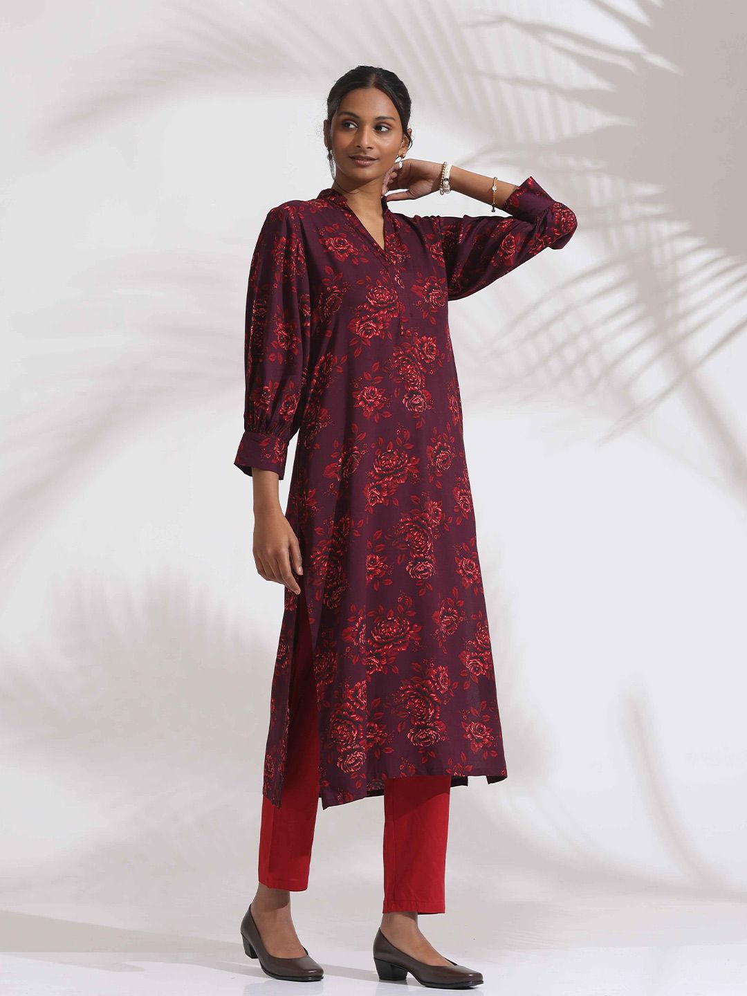 trueBrowns Floral Printed Straight Kurta with Trousers