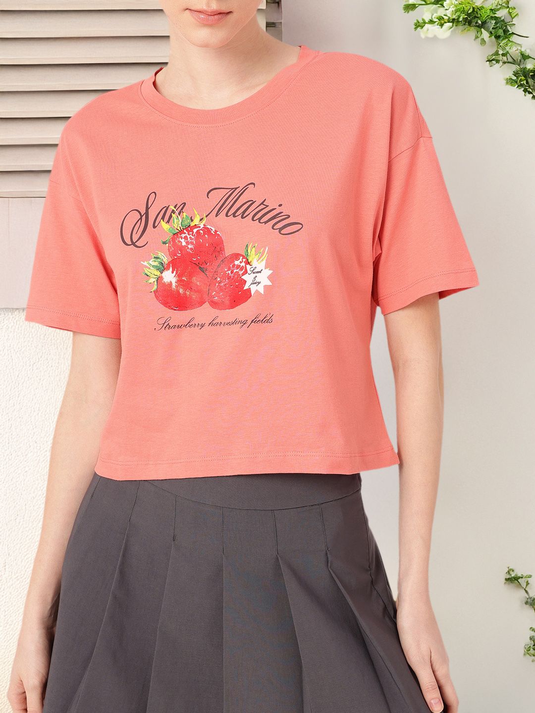 T-shirt berkotak grafik bergaya bandar bergaya di bandar