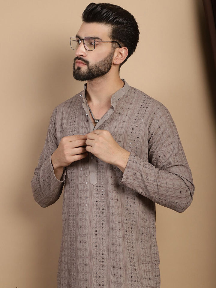 Anouk Sulam Labuci Kapas Tulen Mandarin Collar Straight Fusion Kurta dengan Churidar