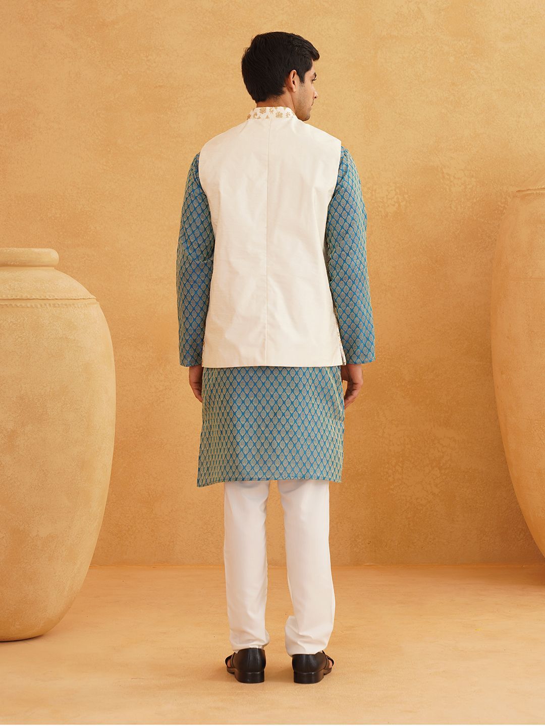 SOJANYA Motif Etnik Bercetak Kurta Kolar Mandarin Dengan Jaket Churidar Dan Nehru