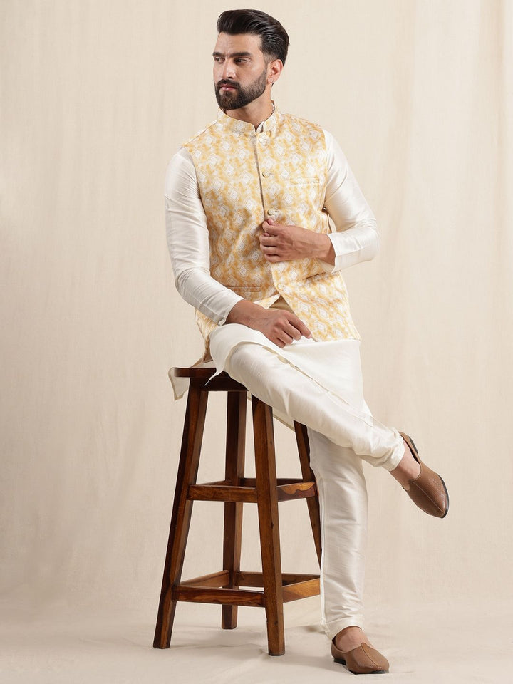 Anouk Men Solid Kurta dengan Seluar & Jaket Nehru