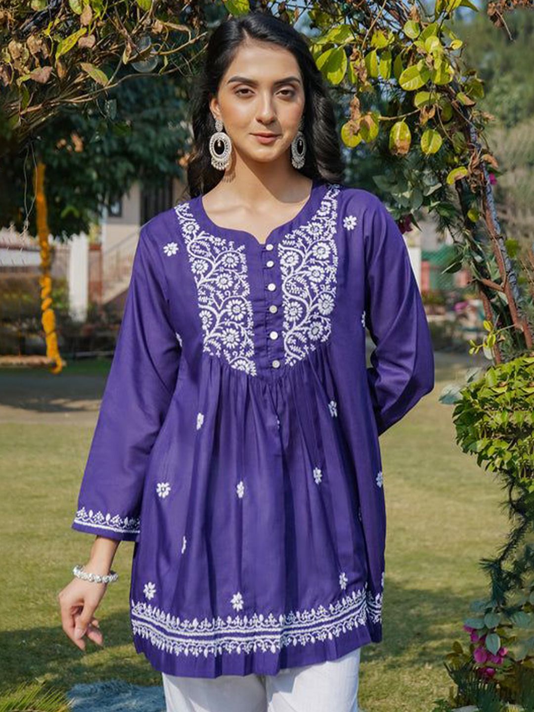 HOUSE OF KARI Floral Embroidered Sweetheart Neck Chikankari Pure Cotton Short Kurta