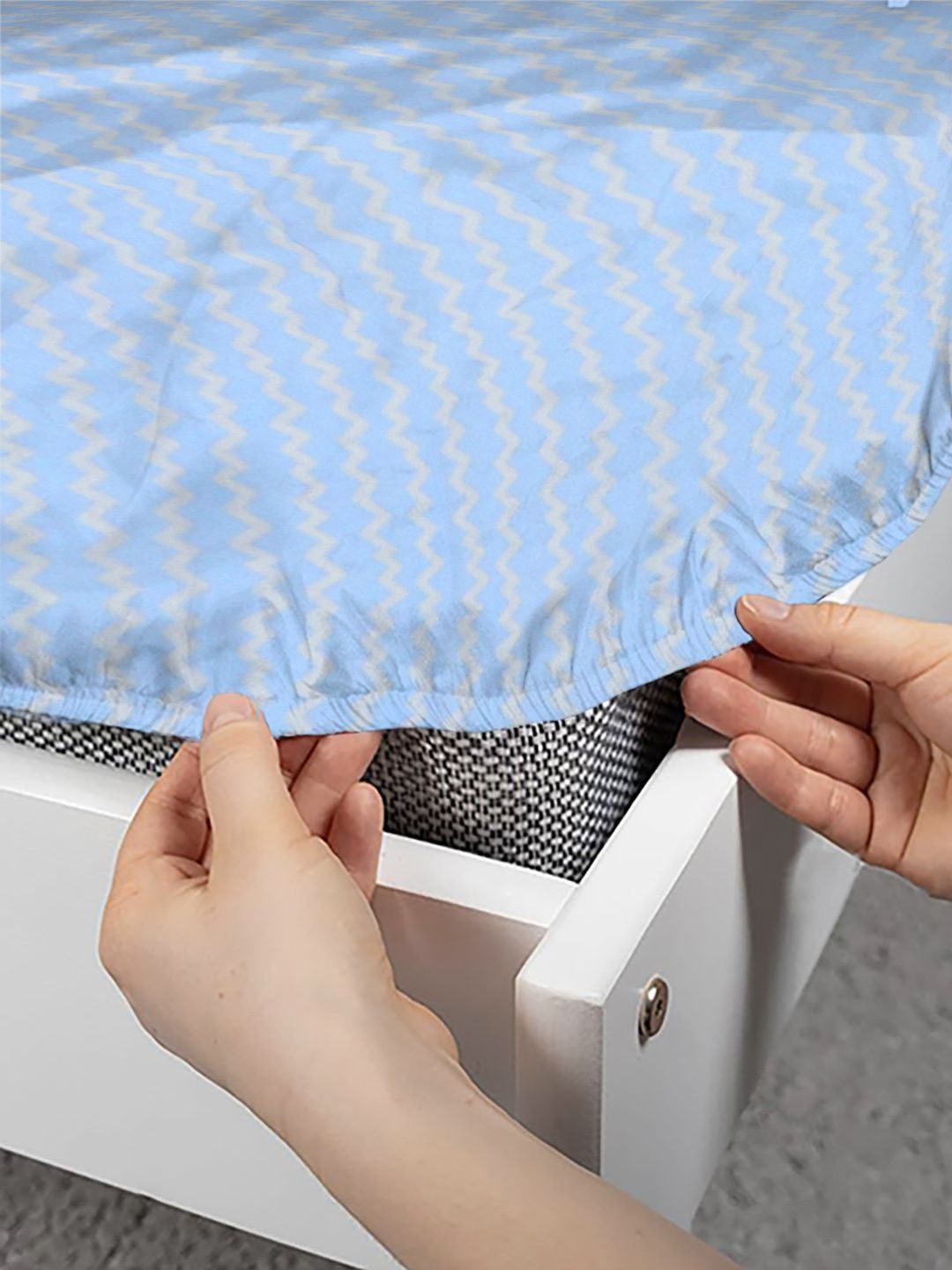 KLOTTHE Biru & Kuning Berjalur Cetakan Dilengkapi Cadar Bujang 300 TC Dengan Sarung Bantal
