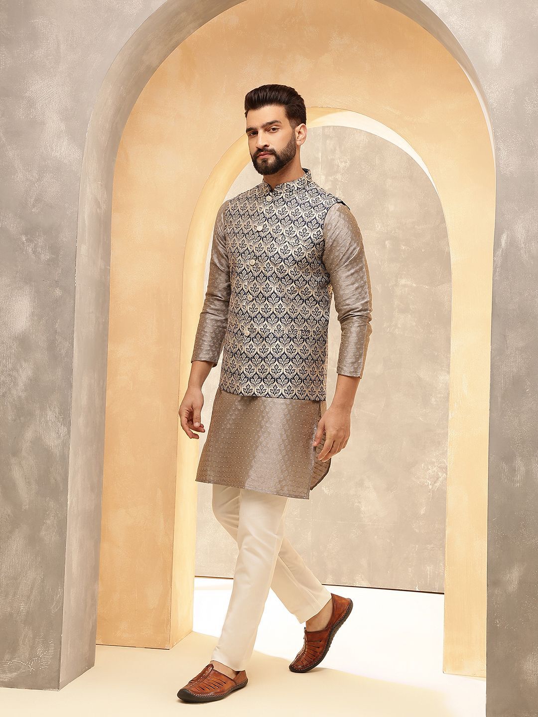 Anouk Brown Woven Design Jacquard Silk Straight Kurta Dengan Piyama Dan Jaket Nehru