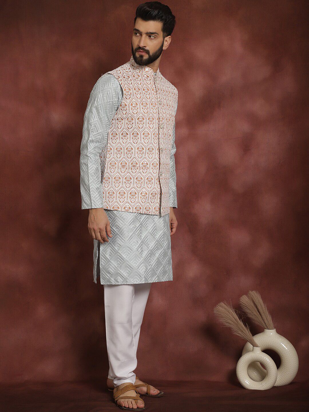 Motif Etnik Kelabu Anouk Bersulam Kurta Lurus Dengan Jaket Churidar & Nehru