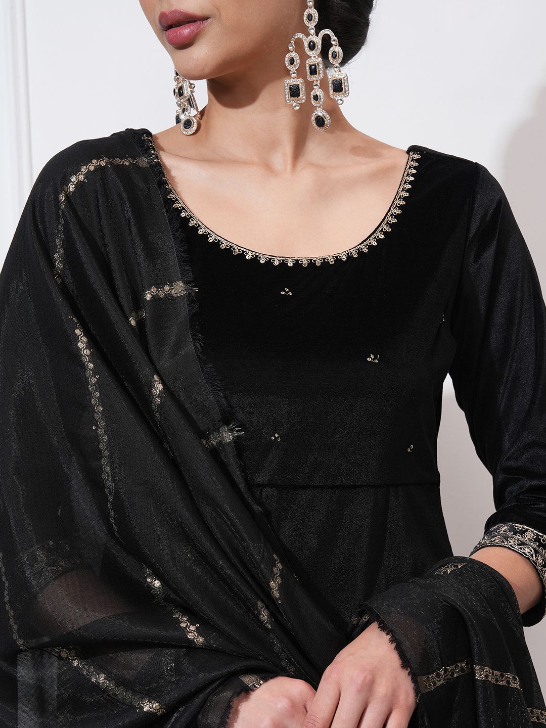 Vishudh Women Floral Embroidered Regular Kurta with Trousers & With Dupatta