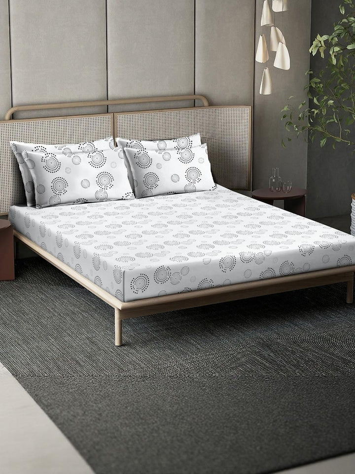 KLOTTHE White Geometric Print Flat 400TC Pure Cotton Super King Bedsheet & 4 Pillow Covers