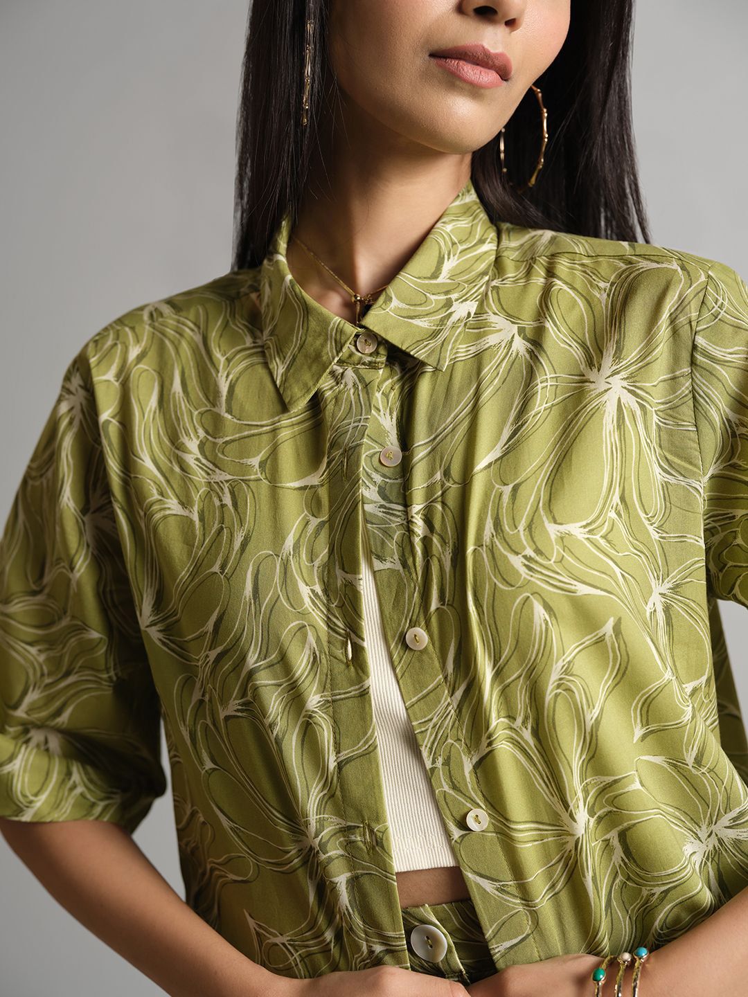 Dan baju baju kemeja yang dicetak dengan seluar pendek dengan seluar pendek