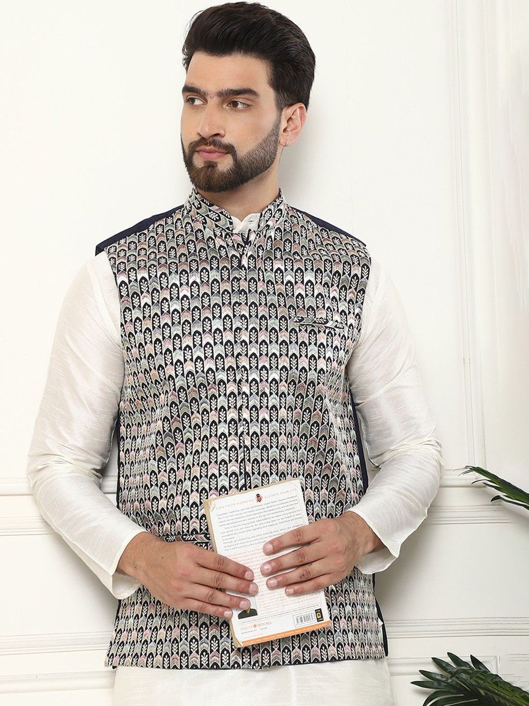 SOJANYA LUXE Men Embroidered Mandarin Collar Nehru Jackets