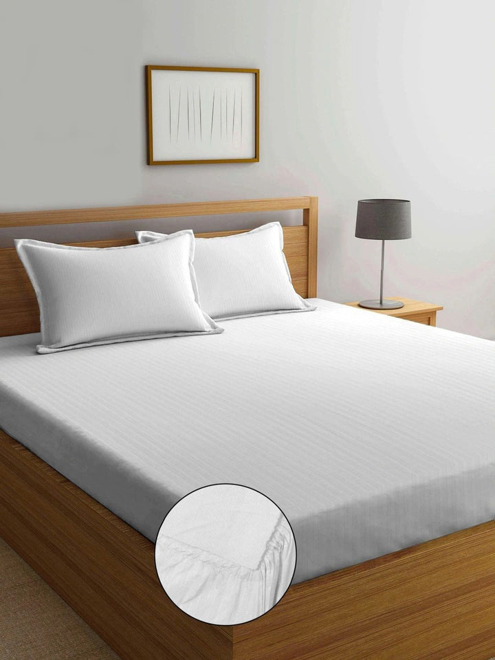 Myntra Elegant Homes White Striped 300 TC Bedsheet dengan 2 Sarung Bantal