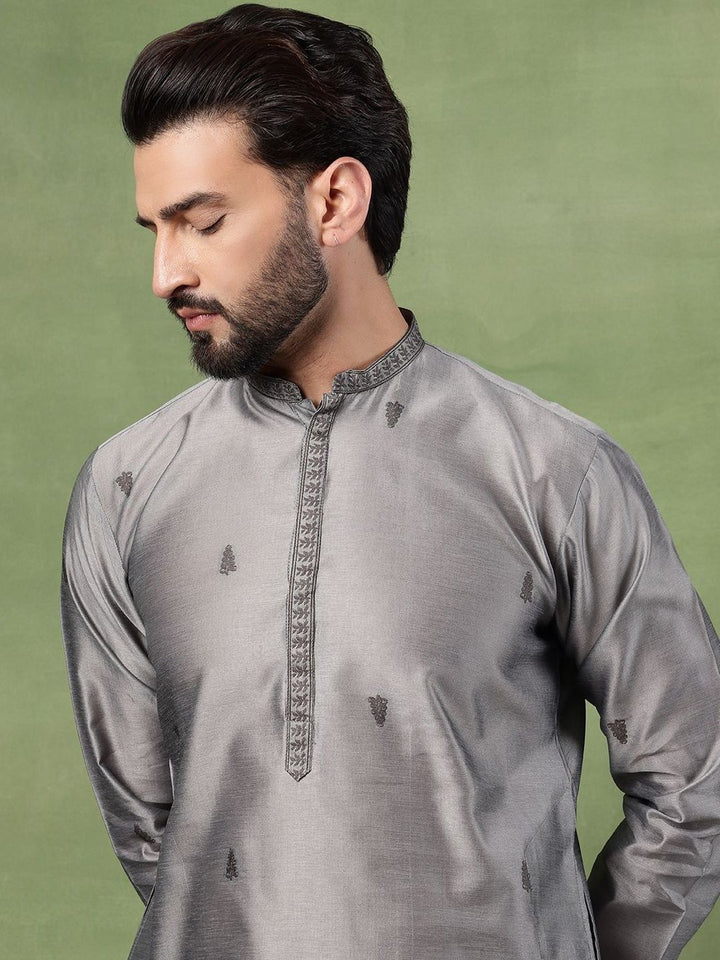 SOJANYA Men Floral Embroidered Thread Work Kurta