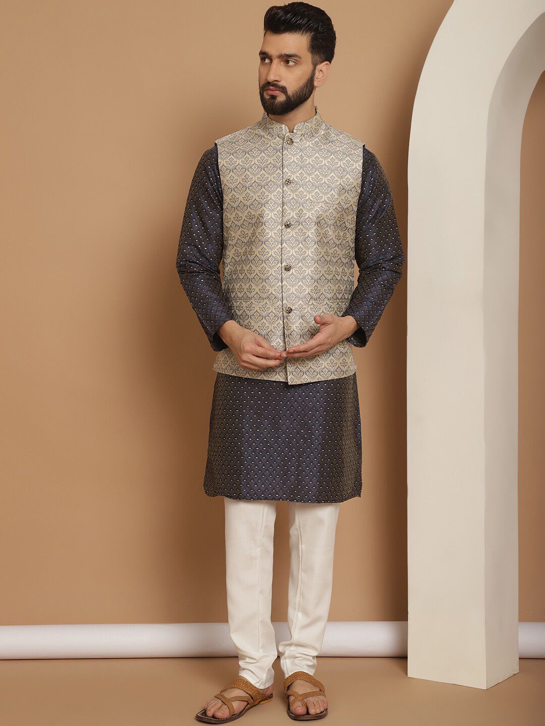 Kurta Sutera Jacquard Bersulam Anouk Dengan Jaket Churidar & Nehru