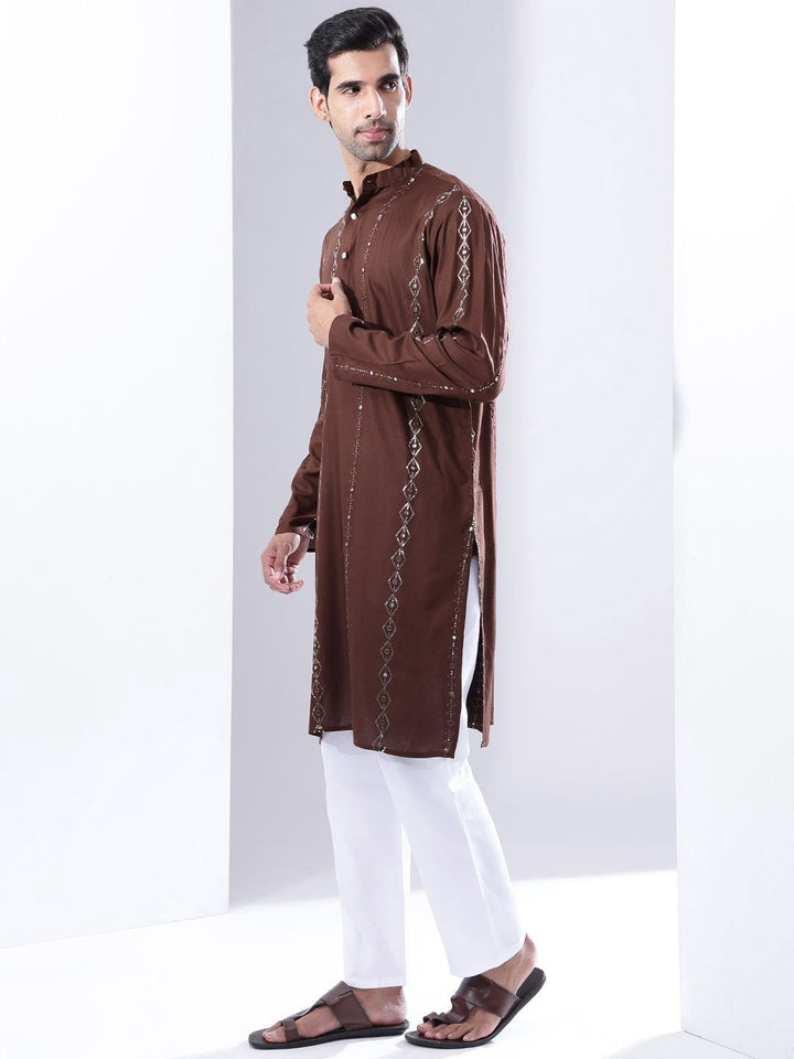 Anouk Men Sulam Kurta Kapas Tulen dengan Pijama Dengan Jaket Nehru